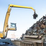 37621784-excavadora-seguido-trabajando-un-montón-de-acero-en-un-patio-de-reciclaje-de-metal