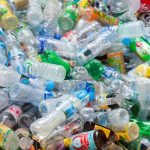 87459083-rayong-tailandia-13-de-agosto-de-2016-botellas-plásticas-de-la-vista-del-primer-de-diversas-bebidas-en-1024x682